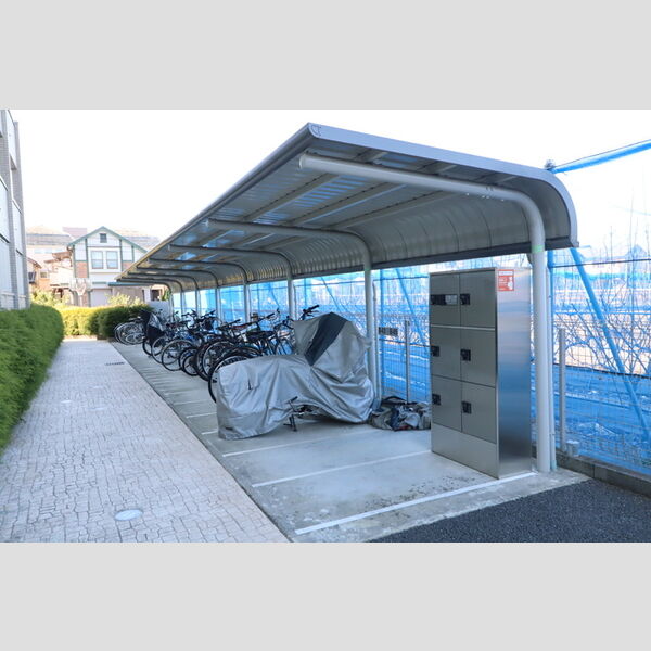 バラディー伏見107号室 屋根付き駐輪場/バイク置き場