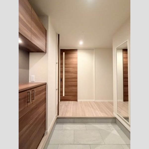 リラフォート　アイナ ゆったり玄関には大型シューズBOXと姿見♪