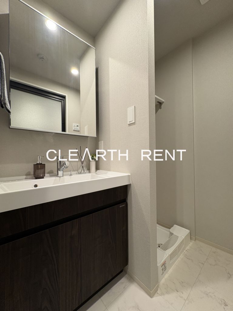 コンシェリア目黒本町 ＴＨＥ ＲＥＳＩＤＥＮＣＥ3階 モデルルーム写真/スタイリッシュな独立洗面化粧台/鏡裏収納