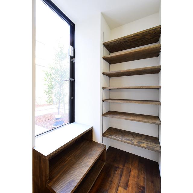 カラスヤマテラスEW1階 玄関