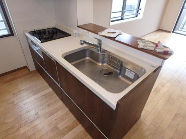 川口ガーデンハウス システムキッチン（3口ガスコンロ・グリル付）