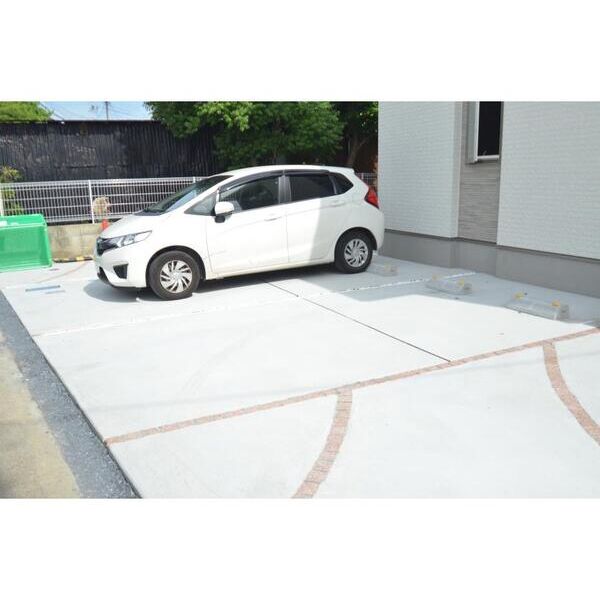 メゾンマリーチ 駐車場