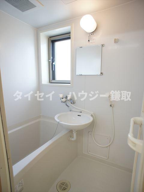 カムフォート登戸Ⅱ7A号室 お風呂にも窓があって明るいですね。