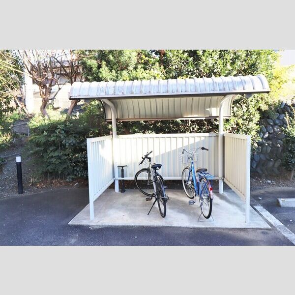 カーサ ピノリーブロ 屋根付き駐輪場