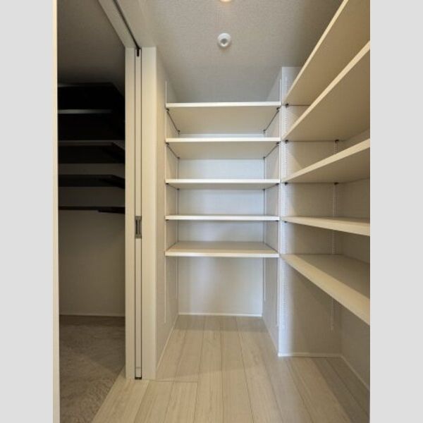 グリナージュ　リリア403号室 キッチン横パントリーからSIC～玄関まで続きます♪