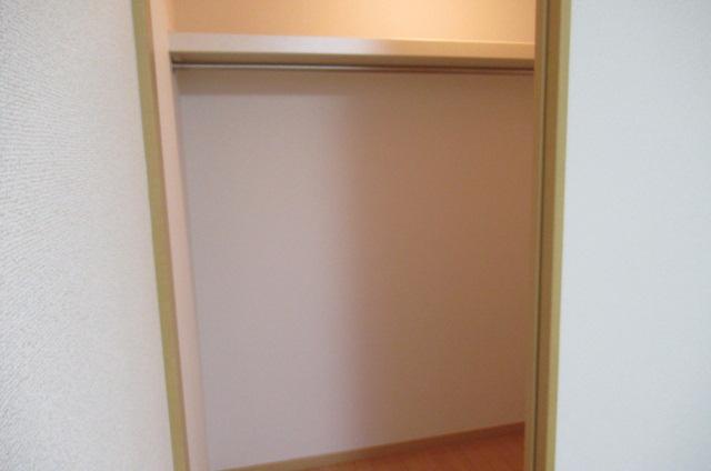 ルミナス砂川七番 玄関側洋室ウォークインクローゼット