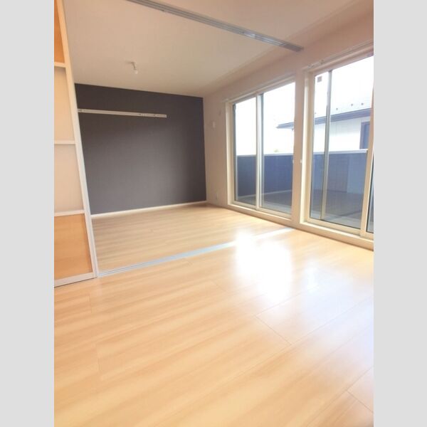 フェリシアKarakida LDK9.7帖+洋室6帖(仕切りのスライド扉を開けた状態です)