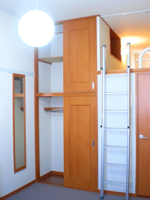 レオパレス錦 高さのある収納スペースで大切なお洋服も皺になりません。