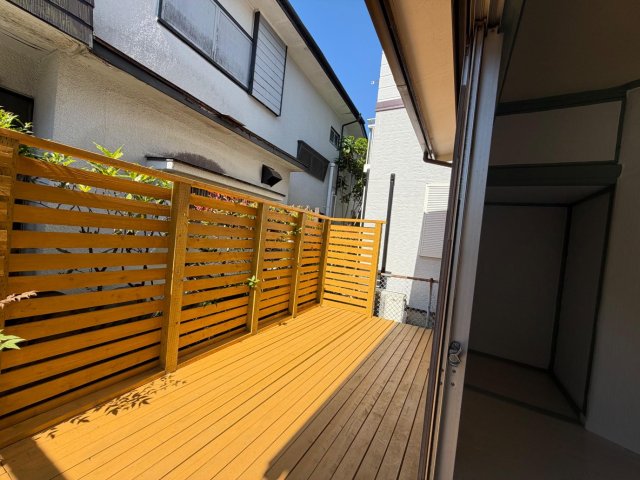 Deck House Yotsuya-Machi 部屋から段差なしでウッドデッキに出られます(^^)