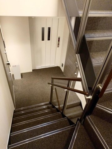ラパンドール2B号室 室内廊下の共用部にエレベーター