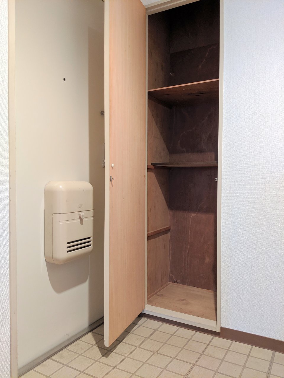 グリーンアベニュー 玄関　収納　※別号室の参考写真です(現況優先・仕様違いの場合あり)