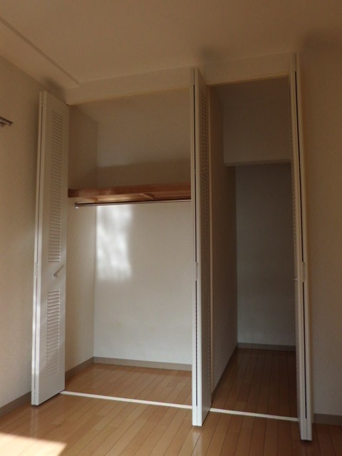 メゾン北寺尾0102号室 ☆洋室６帖収納☆奥行きもありたっぷり収納できます☆
