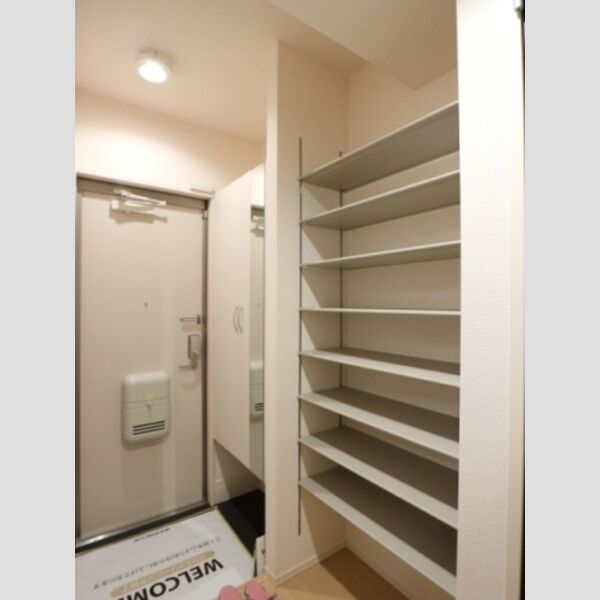 セジュールⅤ 玄関　収納棚