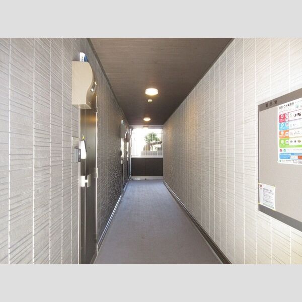 アヴァンス中村南207号室 1階共用廊下
