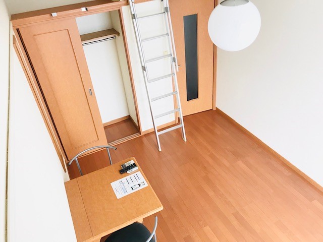 レオパレスカンタービレ 1階フローリング、2階カーペット