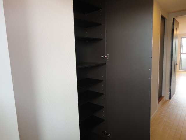 Ｂｌａｎｃ・Ｌｅｙｓｉｎ（ブラン・レザン）202号室 下足箱