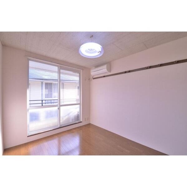 レプリントンハイツA棟103号室 リビング