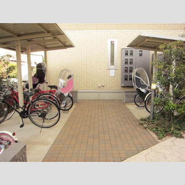 グランモア千歳烏山106号室 駐輪場