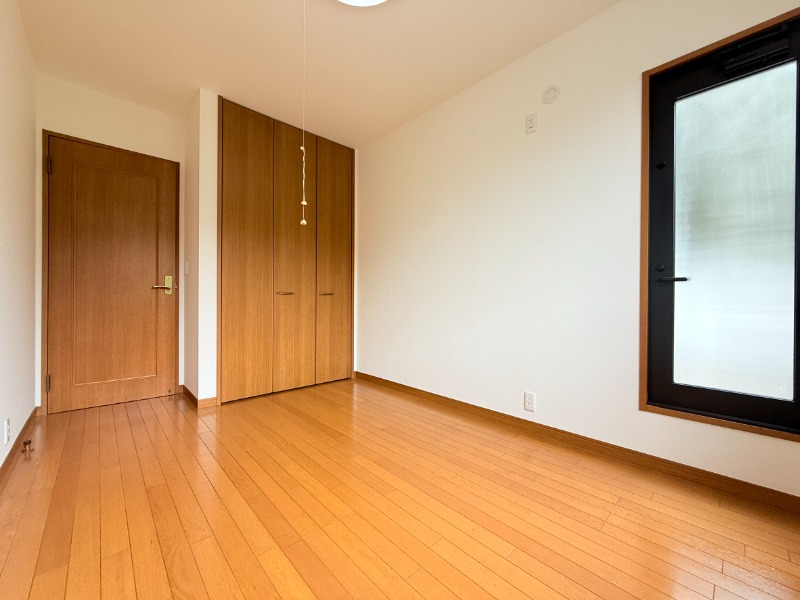 岡津町戸建て 5.5帖洋室（ルーフバルコニー側）