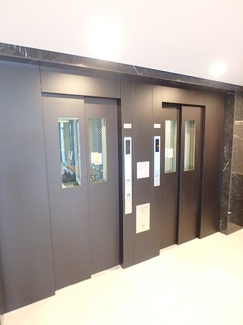 ガーラ・リバーサイド横濱南7階 落ち着きのあるロビーにはカメラ付オートロック完備