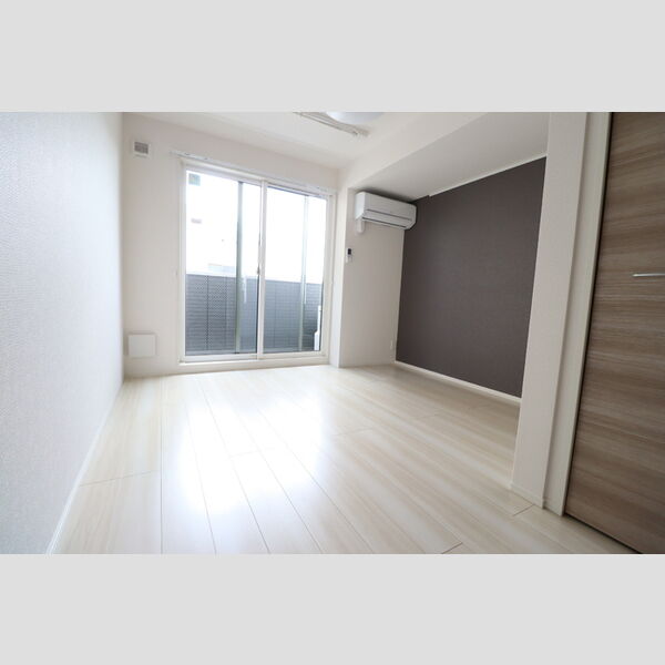 セレスティア高松203号室 洋室