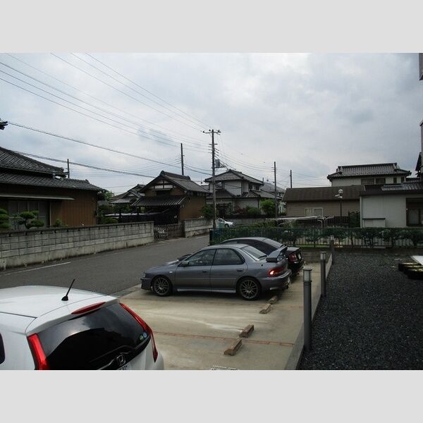 ルミエールC 敷地内駐車場