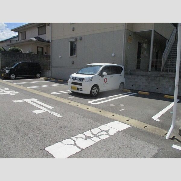 メゾン小倉台 駐車場