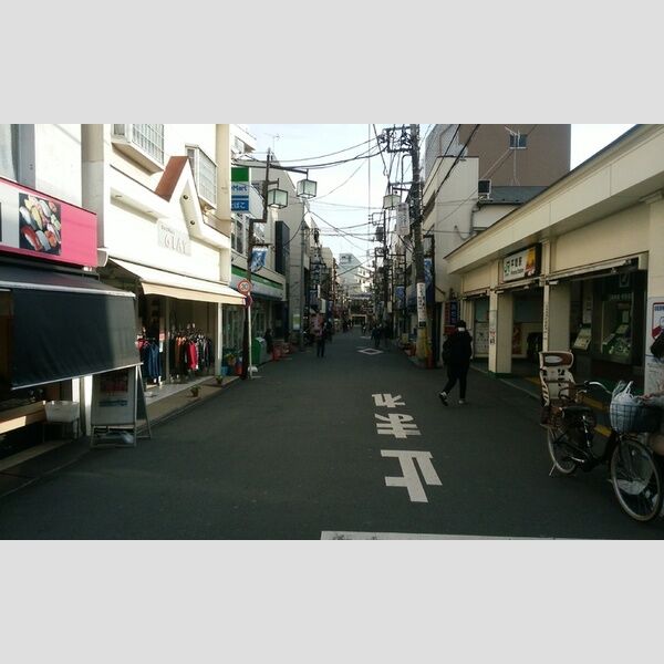 ノワール・エ・ブラン 駅前商店