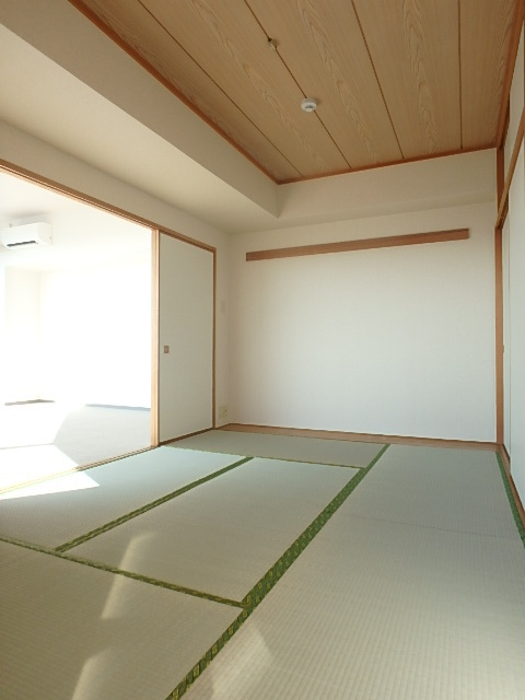 リズムタワーⅡ21階 ◆6帖の和室◆収納豊富です◆