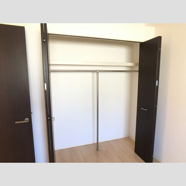 ジ・エレガンス城山 洋室のクローゼットです。