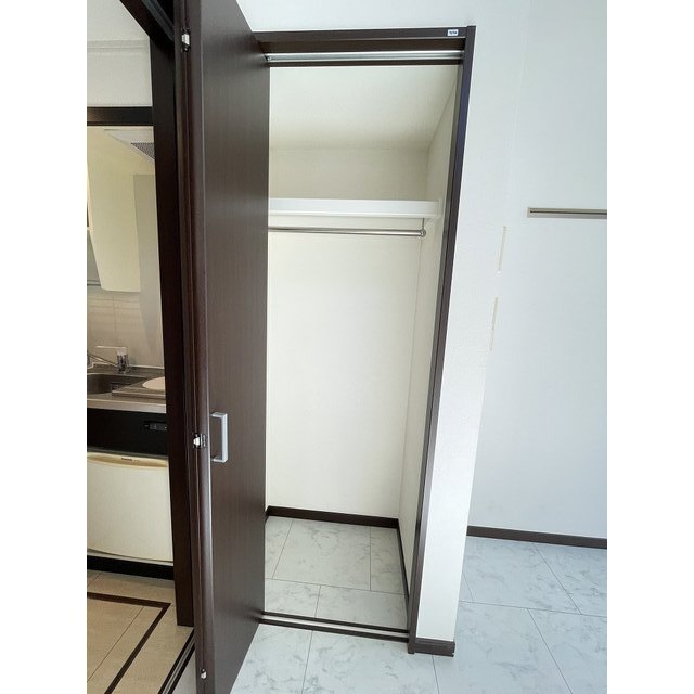 olive house 上大岡101号室 奥行のある収納