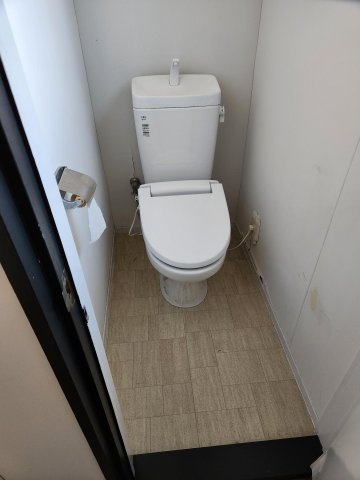 古戸戸建て トイレ。窓があり清潔感あります。