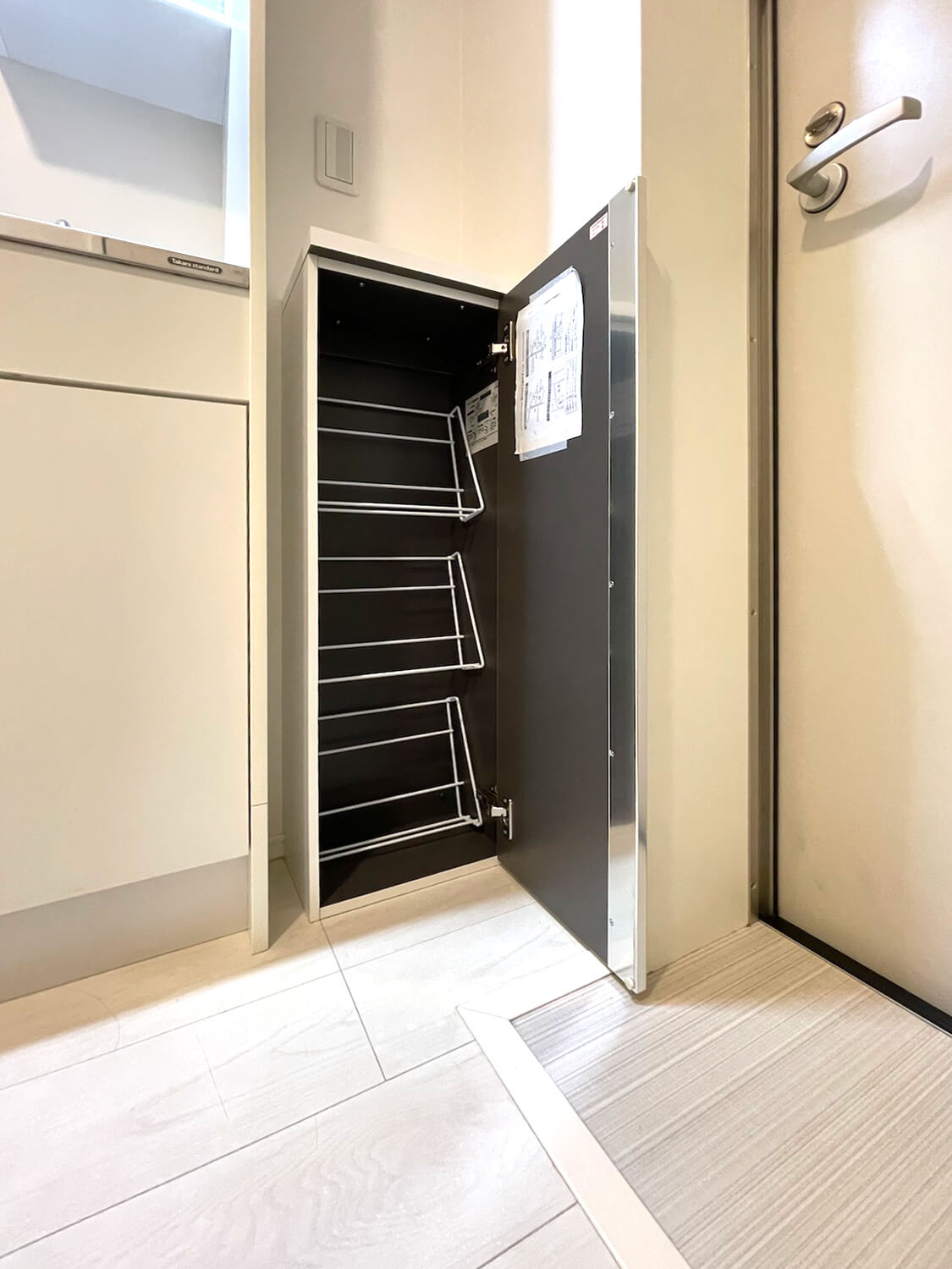 KT四ツ木102号室 玄関