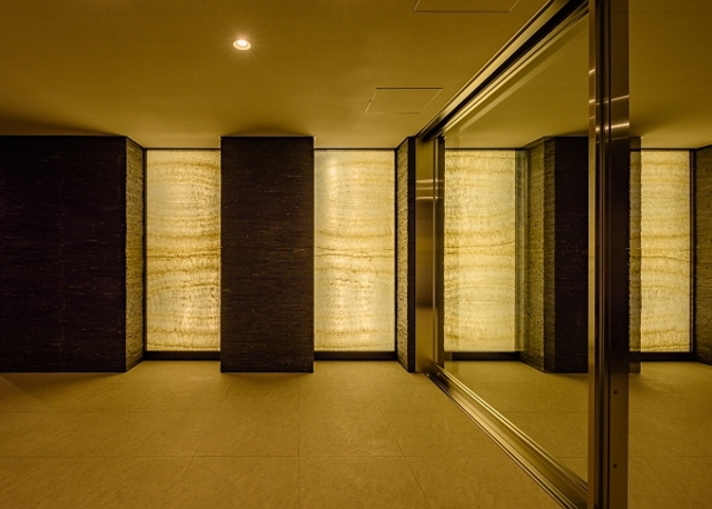 ガーラ・リバーサイド横濱南7階 落ち着きのあるロビーにはカメラ付オートロック完備