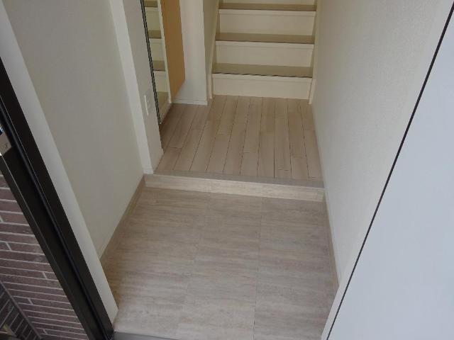 エル・クーレ201号室 玄関