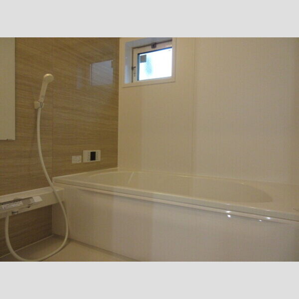 蒼の杜　空106号室 浴室には窓があります。追い炊き機能付き!