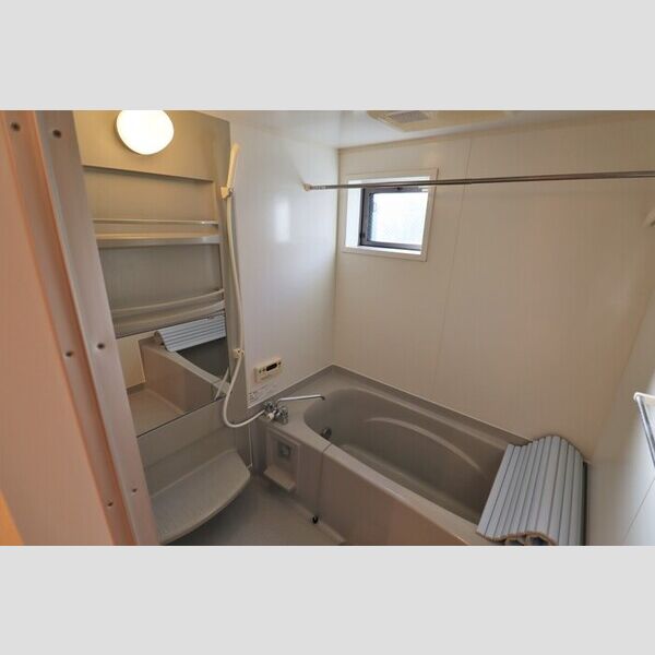 カーサ ピノリーブロ 窓付きのバスルーム