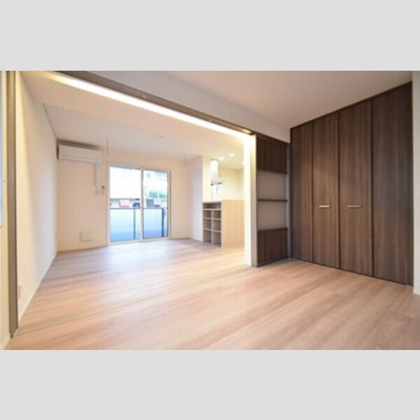 Same sky103号室 居室とリビングダイニング