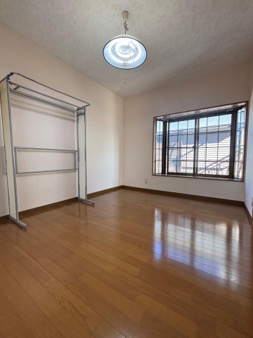 中原戸建 2階洋室出窓あり