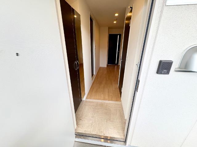 リバレイン202号室 玄関