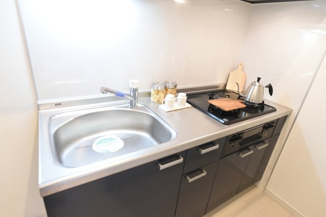 コスモリード入谷 システムキッチン（3口ガスコンロ・グリル付）※家具、小物等はイメージです