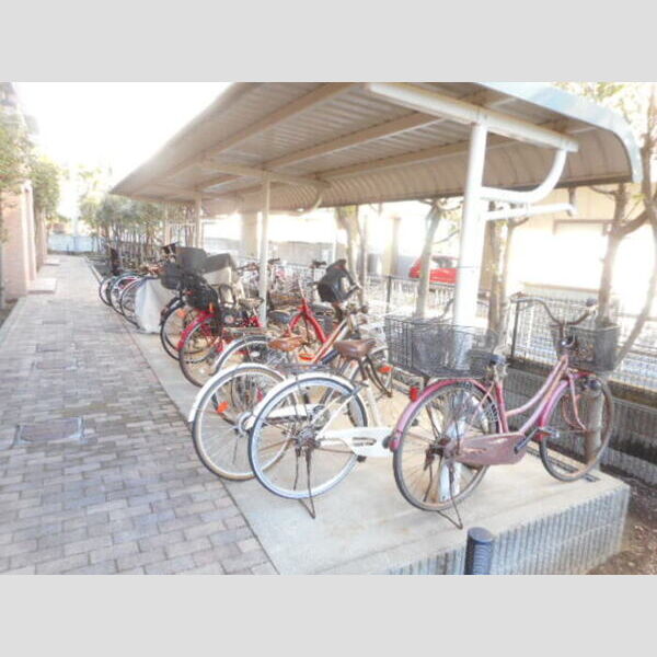 ラ・ヴェルドミール 駐輪場(屋根付き)