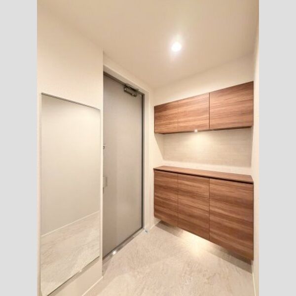 フレジア 広め玄関には姿見設置済み♪