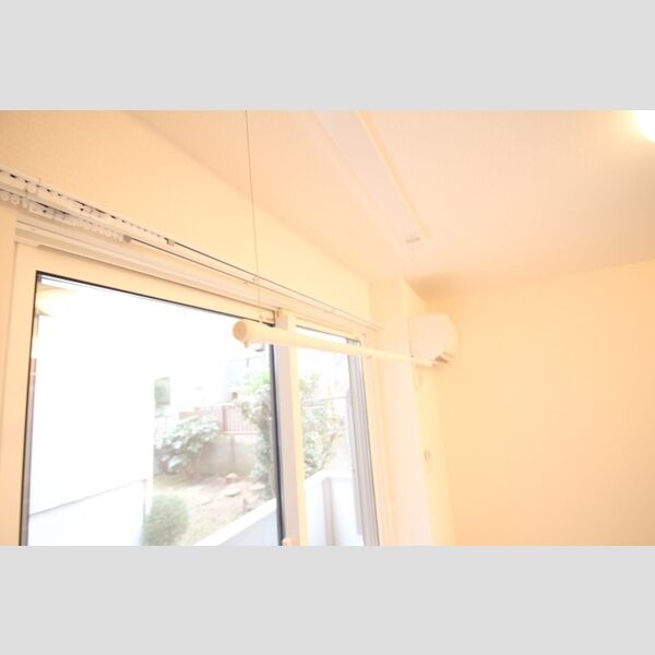 アナシエ古千谷本町103号室 室内物干しざお