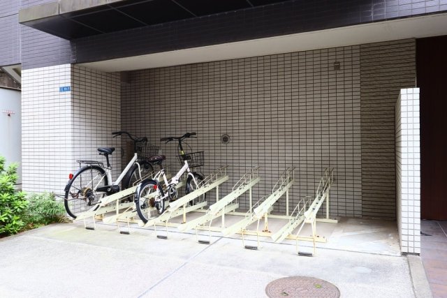 クローバーコート黒門町6階 駐輪場