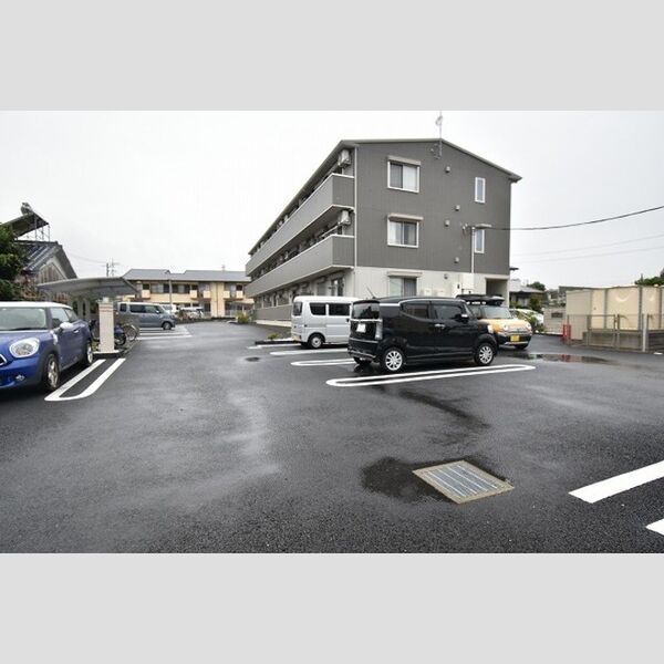 ロイヤルパークス石田 駐車場