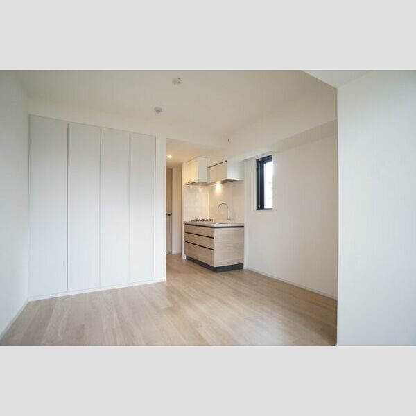 プライムメゾン亀戸701号室 角部屋2面採光　洋室からのキッチンへの導線が使い易い間取りです。