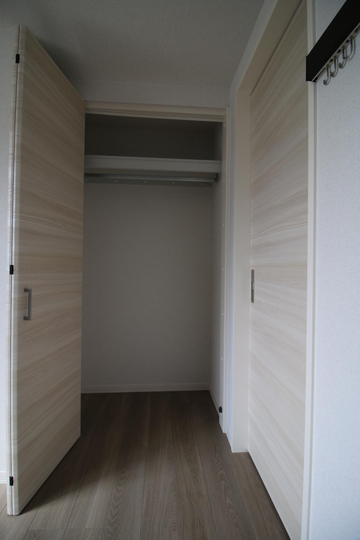 Bella Vista Jujo03号室 収納は広く、上のほうは棚になっています。