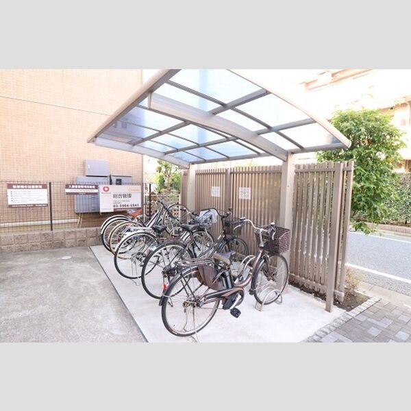 ルミエール205号室 屋根付き自転車駐輪場