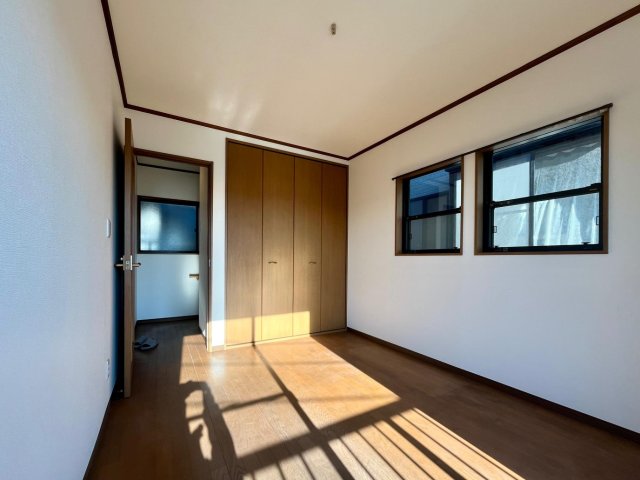 ふじみ野市亀久保戸建 収納充実、陽当たり良好の洋室